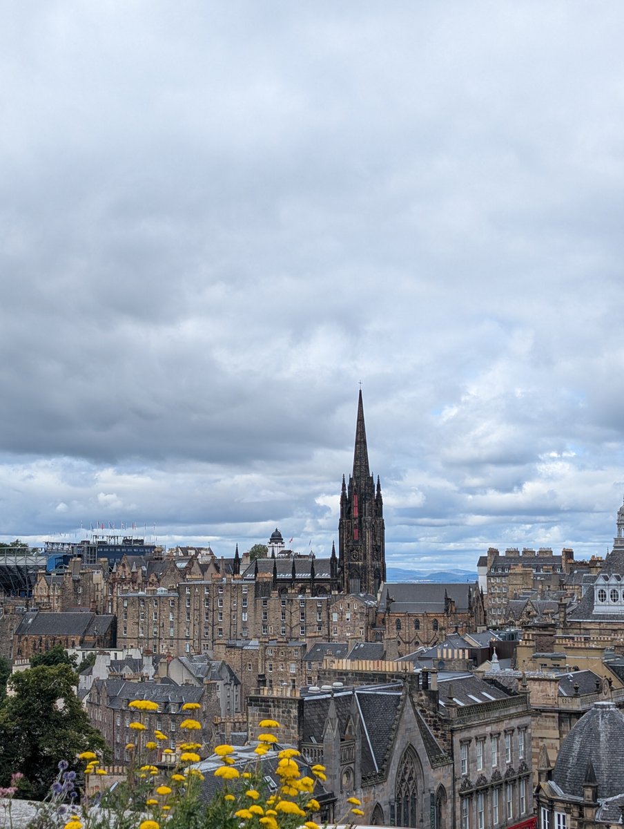 Imas_uni's tweet photo. Guys!!

Ku persembahkan Edinbraaghhhhh dari atassss,, ini foto dari rooftop museum nasional Scotland! https://t.co/MjTeFUr18j