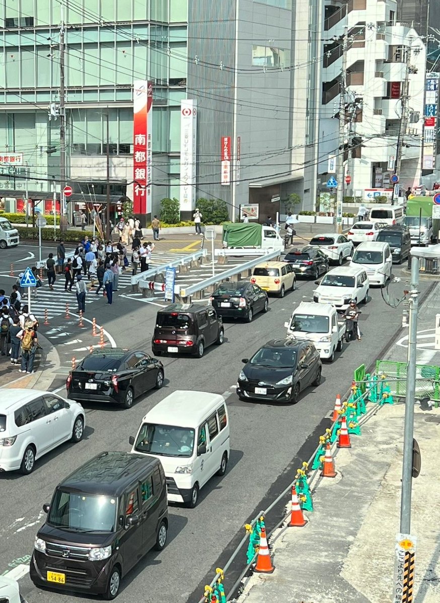 meeno1122's tweet photo. 演説中に後ろが道路なのにSPは
誰も見てなかった？
あり得るのか
ドライブスルーでも撃てますよね https://t.co/IA7zmG0SSW