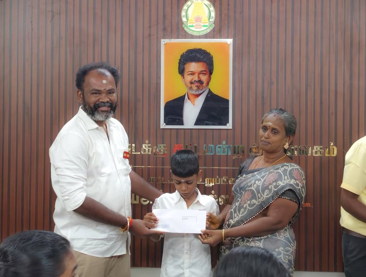 TVKITWingMaduri's tweet photo. தனது சொந்த சட்டமன்ற உறுப்பினர் 2 மாத வருமானத்தை 18 பெற்றோரை இழந்த ஏழை குழந்தைகளுக்கு உதவினார். இதுவும் அவர் தான்! https://t.co/DVI9mxWbHW