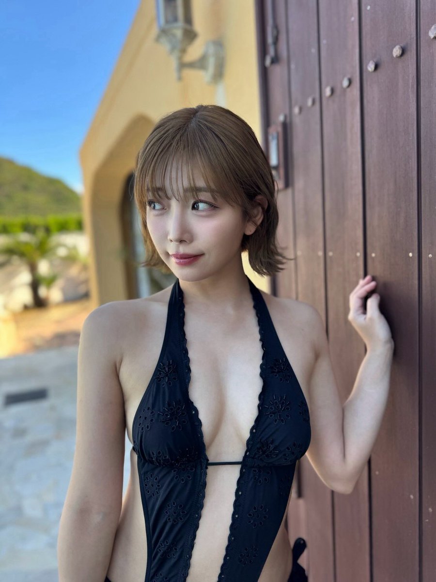 sakuramanaTeee's tweet photo. 毎年恒例の詰め込みday、カレンダー＆トレカ＆ヤングチャンピオン烈のグラビア撮影をしてきました🫶メイクさんもスタイリストさんもマネさんもみんな心優しきパリピ姉さんだったのでめちゃくちゃ元気になるロケでした〜。カメラマンさんは14年のお付き合いになる上野勇さん♡毎年素敵な写真を撮っていただき本当にありがとうございます！発売をお楽しみに💋