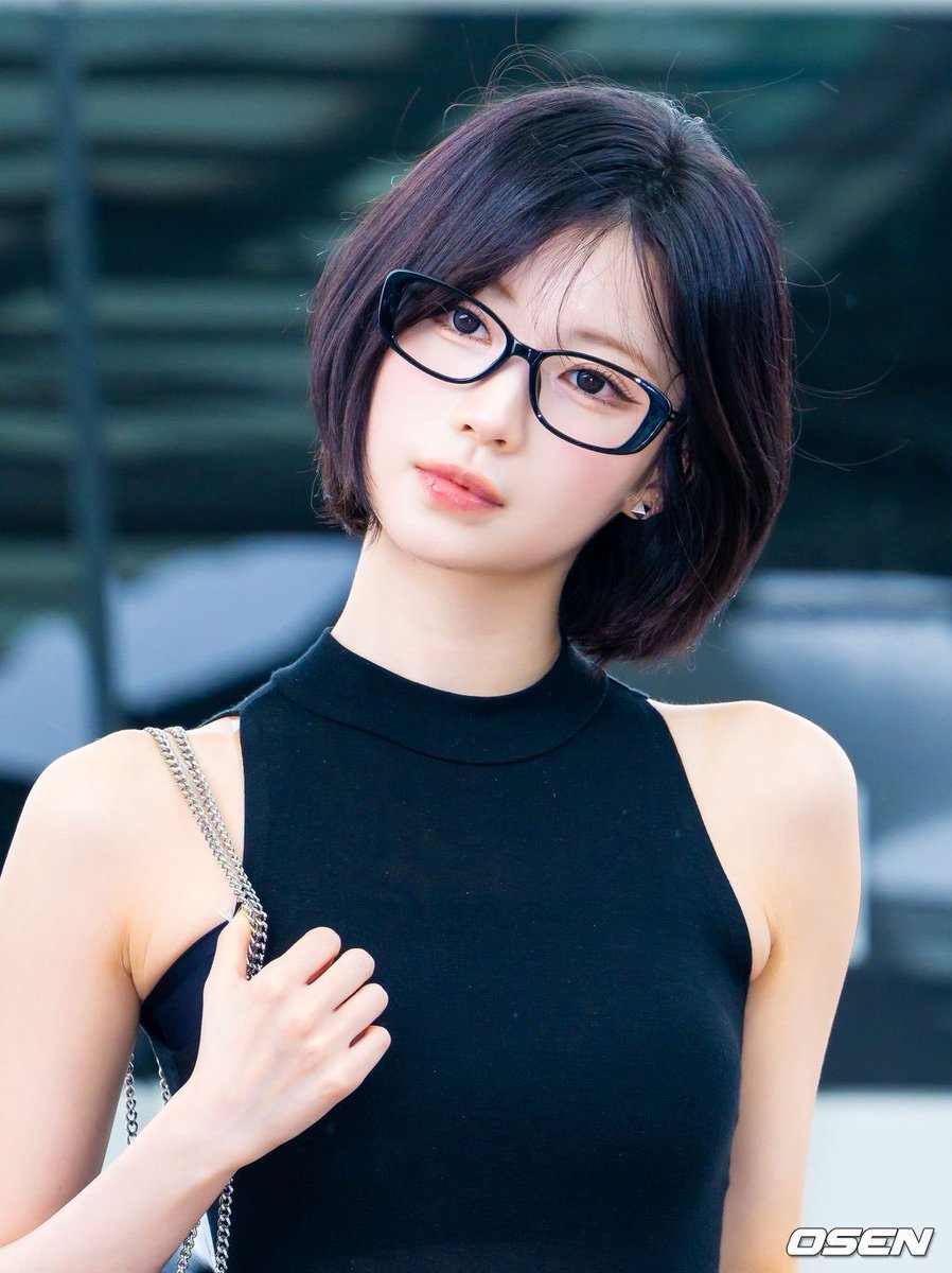 Eutopia1218's tweet photo. อยู่เกาหลี                                                อยู่ฮองกง

ชีเล่นเกมเป็นเว่อ ก่อนบินใส่แว่นแบ๊ว สวยหวานกรุบ พอเครื่องลงฮ่องกงเท่านั้นแหละค่ะ ชีเปลี่ยนร่างเป็นมาเฟียฮ่องกงเลย กุให้เลย คุณนายเอนามิ อาสะ คนที่เล่นเกมเก่งที่สุดคือพี่ค่ะ https://t.co/G4kA8l7s90