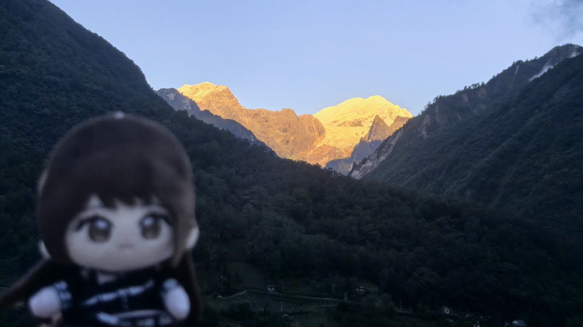Lit_Chi_Sheep's tweet photo. は～ちゃんとまなちゃんを連れて、「蜀山の王」と呼ばれる貢嘎山に来ました！
幸運にも朝日��染まる金山を見ることができ、雄大な雪山の景色にただただ見惚れちゃいました。
は～ちゃんにもこの絶景を見せてあげたいな！
#おでかけは〜ちゃん https://t.co/cwimjbTR8A