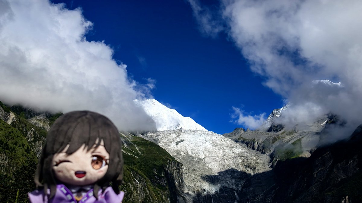 Lit_Chi_Sheep's tweet photo. は～ちゃんとまなちゃんを連れて、「蜀山の王」と呼ばれる貢嘎山に来ました！
幸運にも朝日��染まる金山を見ることができ、雄大な雪山の景色にただただ見惚れちゃいました。
は～ちゃんにもこの絶景を見せてあげたいな！
#おでかけは〜ちゃん https://t.co/cwimjbTR8A