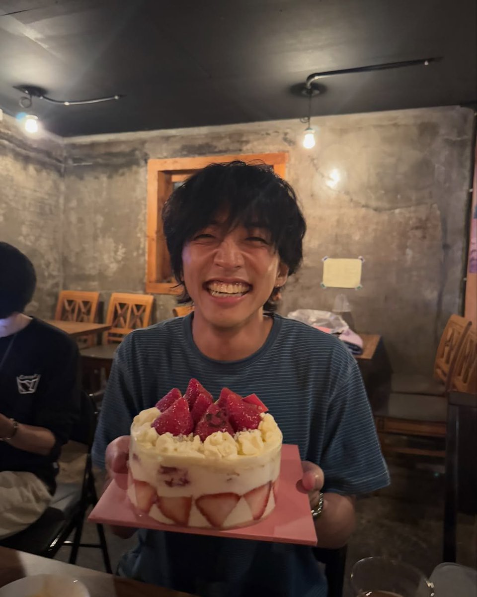 ymd22320's tweet photo. 이 케익이 마름모에서 준비해준 0집 축하케익이었구나 https://t.co/RrGzZxInC2