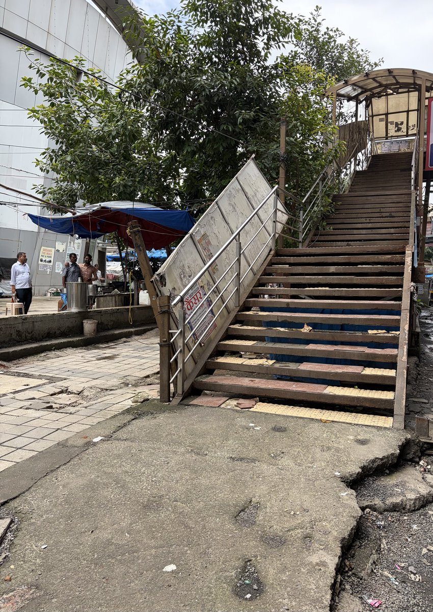 DrSuryabahadurS's tweet photo. @mybmcInfra @mybmc A dangerous Skywalker on LBS Road connecting Bhandup West Railway station. No side bars, tiles broken, lots of filth, over flowing garbage bins, fluttering youths, ill aged seniors and dusty side panels with broken bars. Sir/Mam quick fix it pls https://t.co/S1li1W2lGK