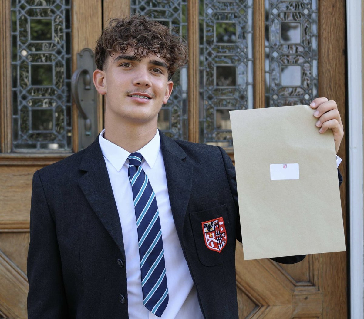 afcstuff's tweet photo. Congratulations to Max Dowman (16) on collecting his GCSE results from Brentwood School in Essex yesterday. 📚👏

🗣️ “Although my journey at the school is ending earlier than expected as I pursue my football career, I will always be incredibly grateful for the support that the school & staff have given me.” ❤️

📸 @Brentwood_Sch