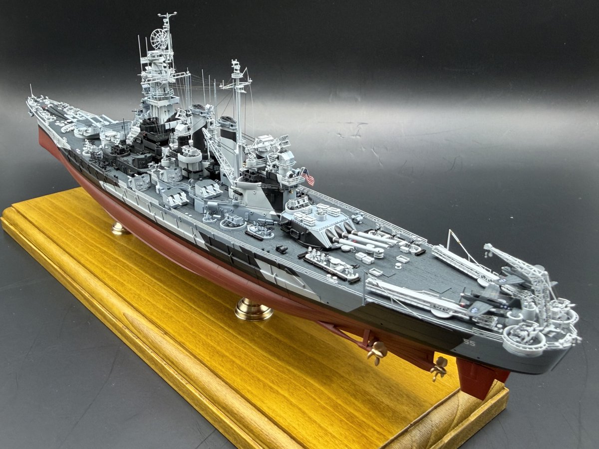 kazuma_plamo's tweet photo. ピットロード 1/700 USS BB-55 戦艦ノースカロライナ 1944 完成しました。
船体外板のディテールをスジボリで再現してみたのが今作の頑張りポイントですね。迷彩塗装には苦労しましたが、完成するとその苦労も報われます。楽しかった！
今日のノースカロライナはおわり
 #艦船模型 https://t.co/PTs3iO2Fzn