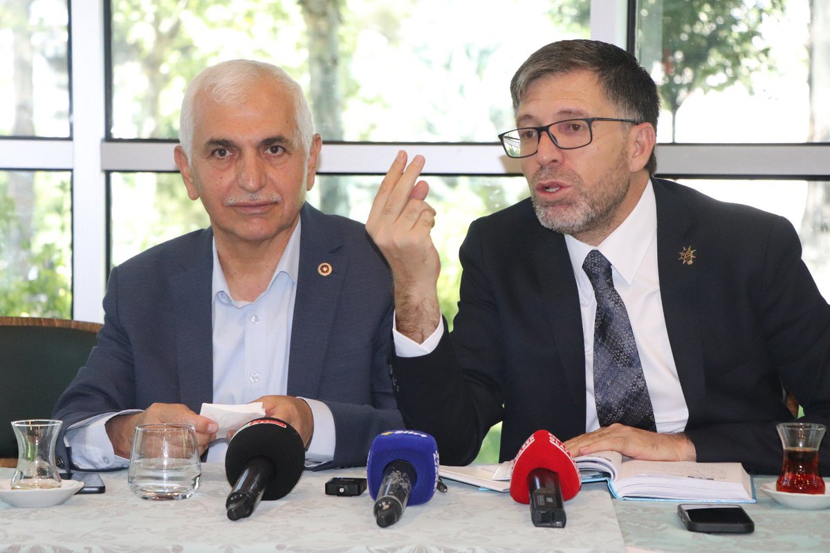 AkPartiSiirt's tweet photo. 📍 Basın Buluşması

İl Başkanımız Sayın @AvHekimGider, Milletvekilimiz Sayın @mervangul56, İl Gençlik Kolları Başkanımız Sayın @mrtgul34 , İl Kadın Kolları Başkanımız Sayın @AvBetulTubaMavi, Merkez İlçe Başkanımız Sayın @hikmetekin56 ve Tanıtım ve Medya Başkanımız Sayın @Ayse__Ekinci ile birlikte Siirt’te görev yapan kıymetli basın mensuplarımızla kahvaltı programında bir araya geldik.

Şehrimizin ekonomik potansiyeli, yatırımlar, gelecek hedeflerimiz ile devam eden ve planlanan projeler üzerine istişare ve değerlendirmelerde bulunduk.

Kamuoyunun doğru ve tarafsız bilgilendirilmesi noktasında büyük bir özveriyle görev yapan basın emekçilerimizin görüş ve katkılarını dinledik.

Nazik katılımları ve yapıcı paylaşımları için tüm basın mensuplarımıza teşekkür ediyor; Siirt’imizin gelişimi için ortak akıl ve güçlü iletişim anlayışıyla çalışmaya devam edeceğimizi ifade ediyoruz.