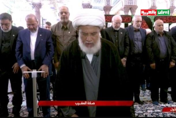 hussein9777's tweet photo. رئيس البرلمان الإيراني محمد باقر قاليباف يصلي صلاة المغرب في الحضرة الحسينية المقدسة. https://t.co/BvwwQ7UGbI