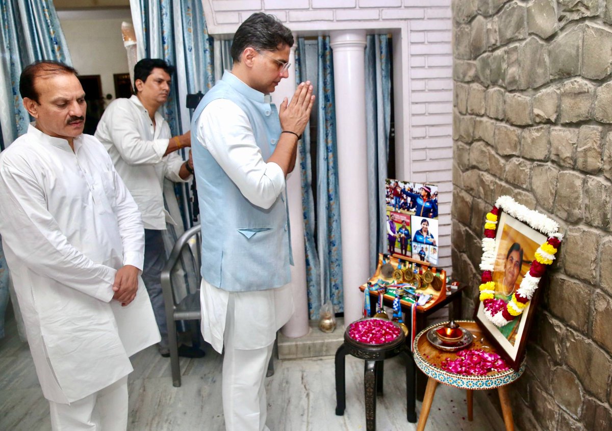 SachinPilot's tweet photo. कुछ दिनों पूर्व राज्यसभा में पार्टी के सचेतक श्री नीरज डांगी जी की बहन का निधन हो गया था। आज उनसे मुलाकात कर संवेदनाएं व्यक्त की।

ईश्वर से प्रार्थना है कि दिवंगत आत्मा को शांति प्रदान करें।
@NeerajDangiINC https://t.co/PYSjS3mbc3