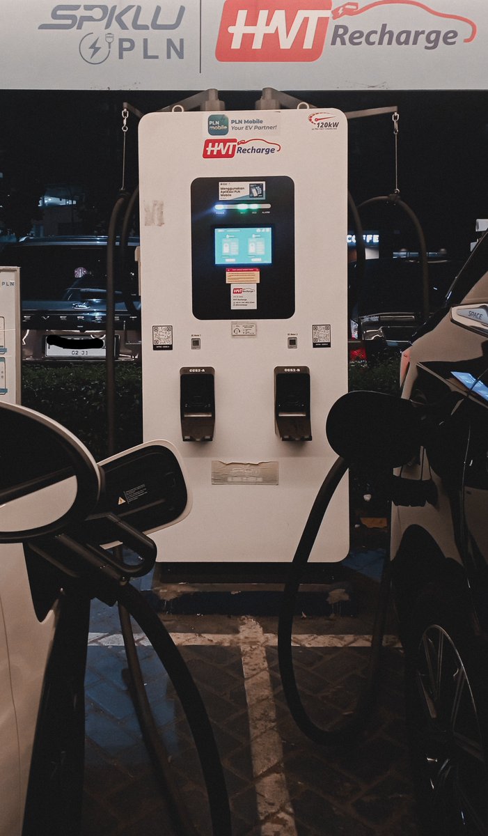 sectumm_sempra's tweet photo. Rest area cibuburr adalah penyelamattt.. Keringet dingin di tol baterai udah low https://t.co/OGDcsooEWB