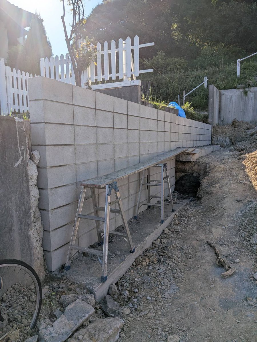Gifu_tec's tweet photo. 本日の愛知県半田市の
アパート新築の先行造成工事の現場は
今日でCPブロック＋CB積みが完了しました🙆‍♀️

後は端部の小口止めと
CPの生コン充填すれば
先行造成分の擁壁は完了です🫡
#建設業 #土木 #施工管理 #現場監督 #造成工事 #建築工事 https://t.co/xTgdj3vav7