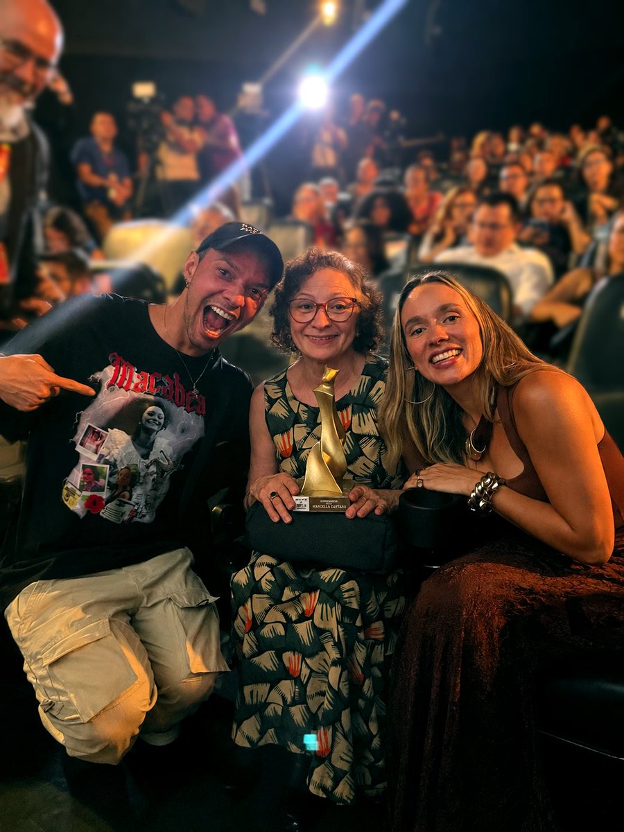 frimesss's tweet photo. ATENÇÃO BRASIL, MUNDO EU ENCONTREI COM A MACABEA!!! E ela é o anjo mais puro da terra. Elogiou minha camisa e me deu um beijinho na bochecha. Foi uma das noites mais especiais da minha vida 😭 te amo Marcélia, a homenagem a ela foi linda. https://t.co/bzGBjwaB7e