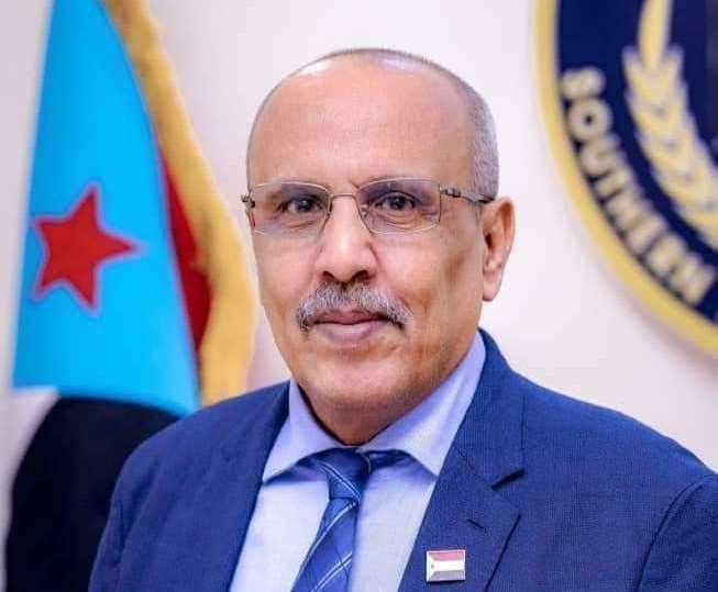 NA_OF_STC's tweet photo. الكثيري يعزي نادرة عبدالقدوس بوفاة زوجها الكاتب والمخرج المسرحي عبدالعزيز عباس

بعث الأستاذ علي عبدالله الكثيري، رئيس الجمعية الوطنية بالمجلس الانتقالي الجنوبي العربي، برقية تعزية ومواساة إلى الأستاذة نادرة عبدالقدوس، رئيس اللجنة الإعلامية في الجمعية الوطنية، في وفاة زوجها المغفور له بإذن الله تعالى، الكاتب والمخرج المسرحي والأستاذ الأكاديمي عبدالعزيز عباس، الذي وافاه الأجل اليوم الجمعة، في أحد مشافي العاصمة عدن.

وعبّر الكثيري، باسمه وباسم الهيئة الإدارية وأعضاء الجمعية الوطنية وكوادرها، عن خالص التعازي وعظيم المواساة للأستاذة نادرة عبدالقدوس ونجله المهندس أزال عبدالعزيز،  وأفراد الأسرة، وزملائه كافة.

وأشاد الكثيري بالمكانة الثقافية والفنية التي تميز بها الفقيد، باعتباره أحد أبرز مؤسسي قسم المسرح في عدن، وأول خريج أكاديمي في مجال الإخراج المسرحي فيها، إلى جانب إسهاماته الأكاديمية والفنية، وعمله أستاذًا لمادتي التمثيل والإخراج في معهد جميل غانم للفنون الجميلة منذ عام 1984، وما قدمه من عطاء أسهم في تأهيل أجيال من الفنانين والمسرحيين.

وأشار إلى أن رحيل الأستاذ عبدالعزيز عباس يمثل خسارة للساحة الثقافية والفنية والمسرحية، لما تركه من إرث وإسهامات ستظل حاضرة في ذاكرة الحركة الثقافية والفنية في عدن.
وابتهل الكثيري في ختام برقيته إلى المولى عز وجل، أن يتغمد الفقيد بواسع رحمته ويسكنه فسيح جناته، ويلهم أهله وذويه الصبر والسلوان.

إنّا لله وإنّا إليه راجعون.