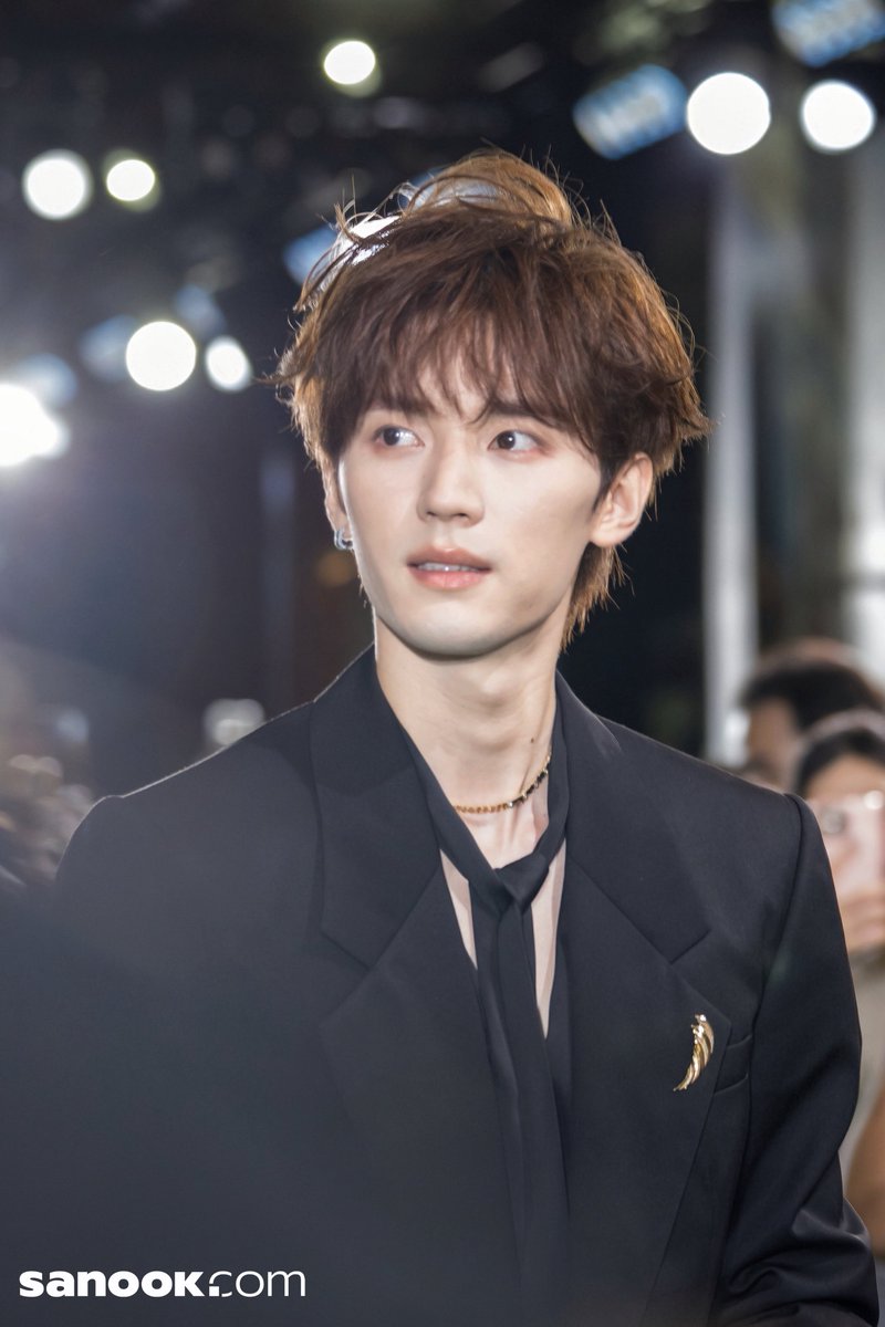 Sanook's tweet photo. โจวอี้หราน ร่วมเดินพรมเขียวในงาน #TheGrandCelebrationOfHappitat หล่อเป็นแก้วเป็นแสงมาก ✨

#HappitatxZhouYiran
#ZhouYiran #โจวอี้หราน
#แฮปปี้แทท #Happitat #TheMagicalDestinationOfHappiness https://t.co/SzjWfc0I1L
