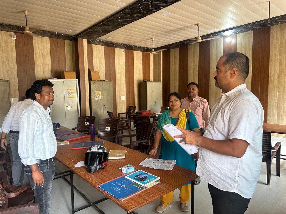 CdoBulandshahr's tweet photo. @dmbulandshahr महोदय के निर्देश पर जनपद के 72 माध्यमिक एवं बेसिक शिक्षा विद्यालयों का रैण्डम निरीक्षण किया गया। शैक्षिक व्यवस्था, विद्यार्थियों की सुरक्षा व मूलभूत सुविधाओं का जायजा लेकर कमियों के त्वरित निस्तारण के निर्देश दिए। अनधिकृत अनुपस्थिति पर नियमानुसार कार्रवाई जारी है। https://t.co/OGCydOB8hx