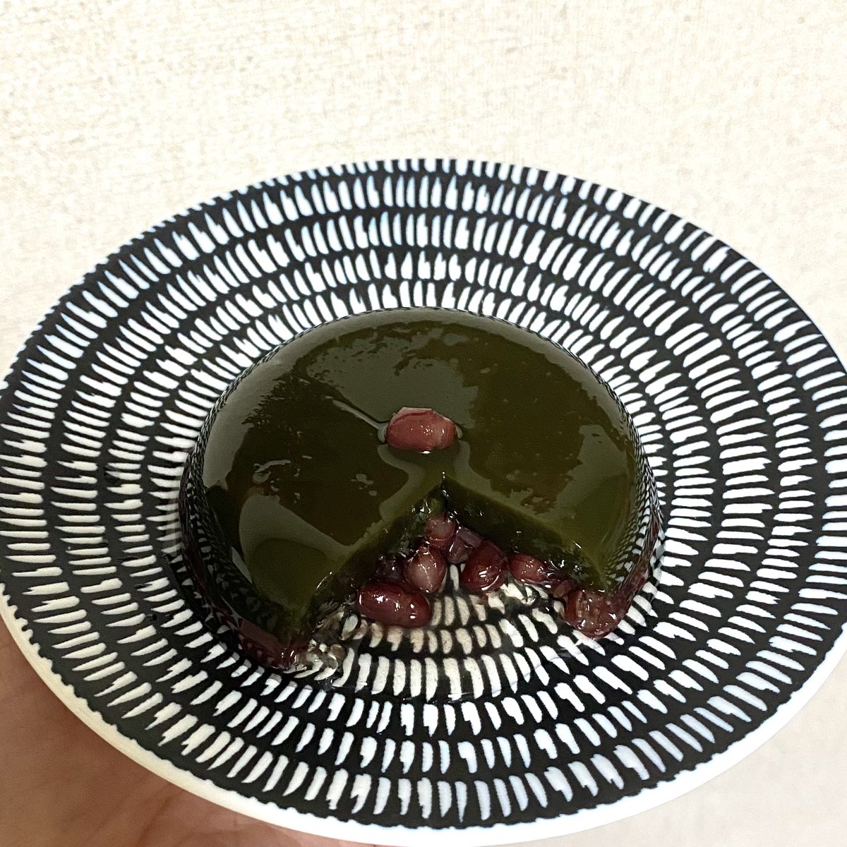 ebechan918's tweet photo. 食後のデザート🥄
分かりにくいけどとっても濃い抹茶と小豆どっさりの水羊羹🫘うまうまです💕 https://t.co/UzkwsKjIiJ
