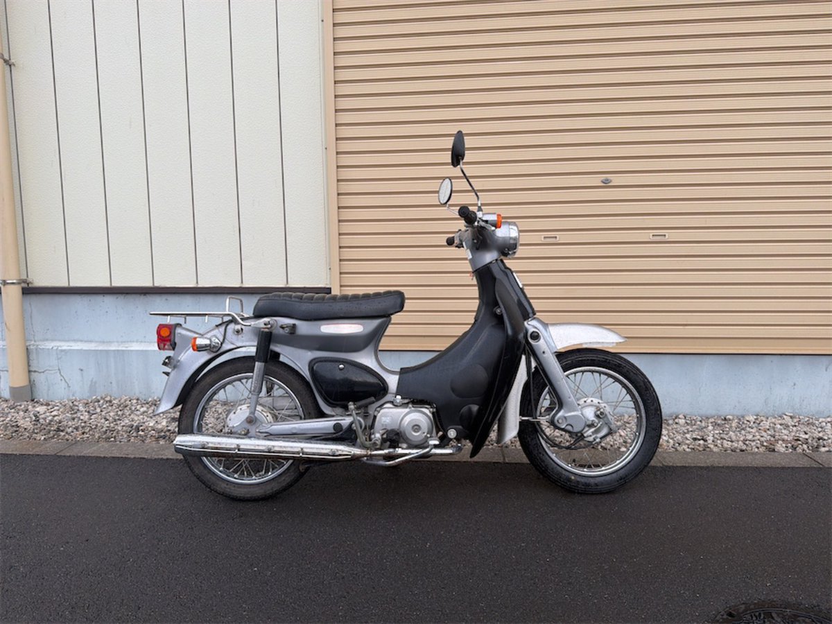 WINGOTANI's tweet photo. 【新入荷】ホンダ リトルカブ、セル付き。シルバーの車体にタックロールのシートとステンレスのリアキャリア、渋い。走行13,326km、総額21.98万円。通勤にも相棒にもちょうどいい一台だ。今週末��休みなので現車確認は25日(火)以降で。
https://t.co/hfFaV1Ty7Y
#リトルカブ #三郷市 https://t.co/N7DbA9dKzZ