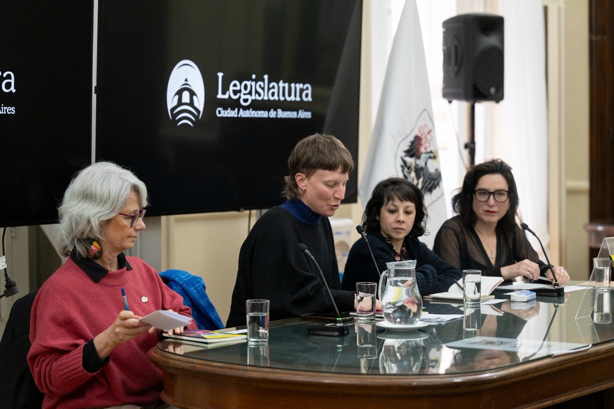 LegisCABA's tweet photo. 📚“Avisale a mi mamá” de Monica Zwaig fue declarado de Interés para la Promoción y Defensa de los Derechos Humanos por la Legislatura porteña.

El reconocimiento a esta novela, editada por Siglo XXI y el CELS, destacó su apuesta por acercar la memoria sobre la última dictadura a las nuevas generaciones a través de la intriga y la inteligencia artificial.