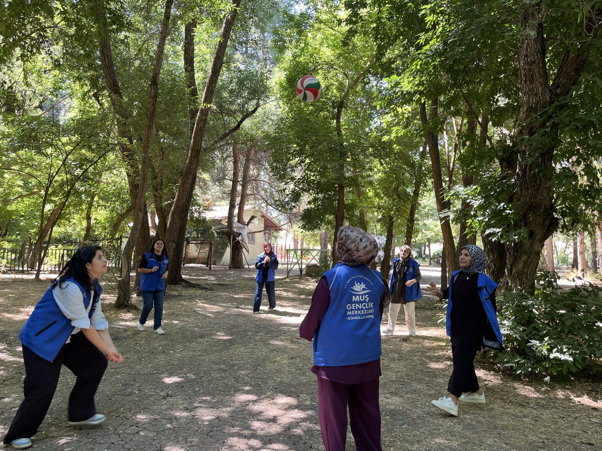 GSB_HaskoyGm's tweet photo. 📌Gönüllü gençlerimizle birlikte doğayla iç içe keyifli bir piknik gerçekleştirdik. 🧺🌳
Çeşitli oyun ve etkinliklerle güzel vakit geçirirken birlik, beraberlik ve gönüllülük ruhunu hep birlikte yaşadık.💙

#gsbgm https://t.co/hJd7DEwaCS
