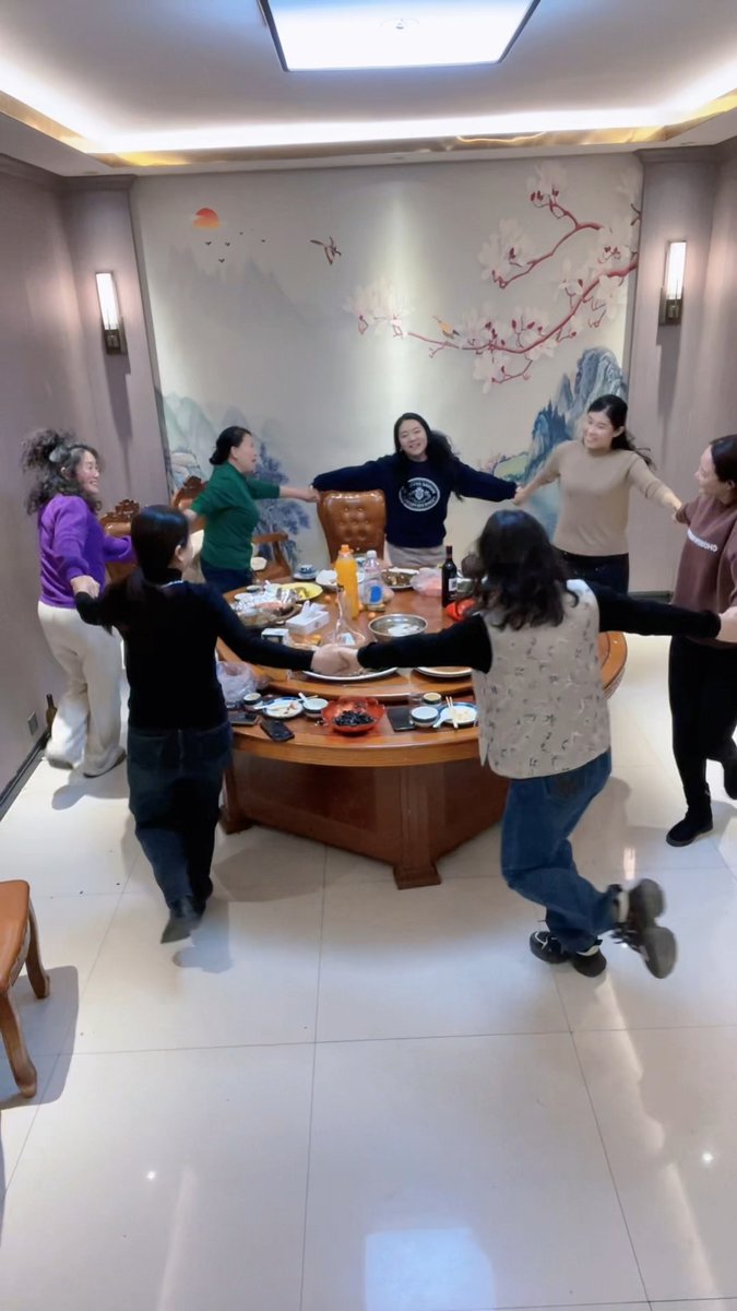 Pattadeepak1's tweet photo. [Friday night pizza + silly dance party with my favorite people ]， https://t.co/kecEBGzh9S