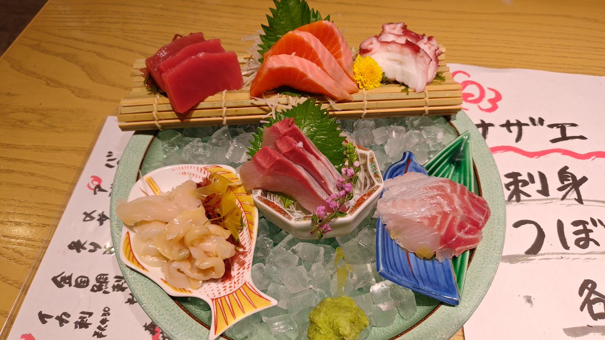 ne_kku's tweet photo. 日本酒いくなら海鮮がないとなぁ！でガッツリ刺身と寿司を喰らう。んまい！なお宿泊費より高い模様…まぁ明日は飯系はほぼないのでええねん https://t.co/fUDk8lyyKD