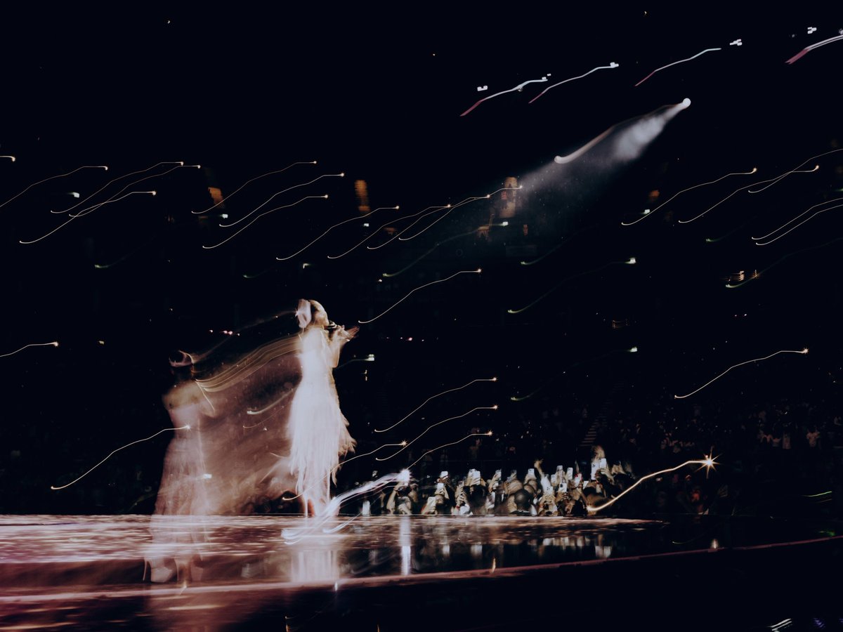 ArianaToday's tweet photo. ariana grande performing at the eternal sunshine tour in london https://t.co/3iOqXTGtp1