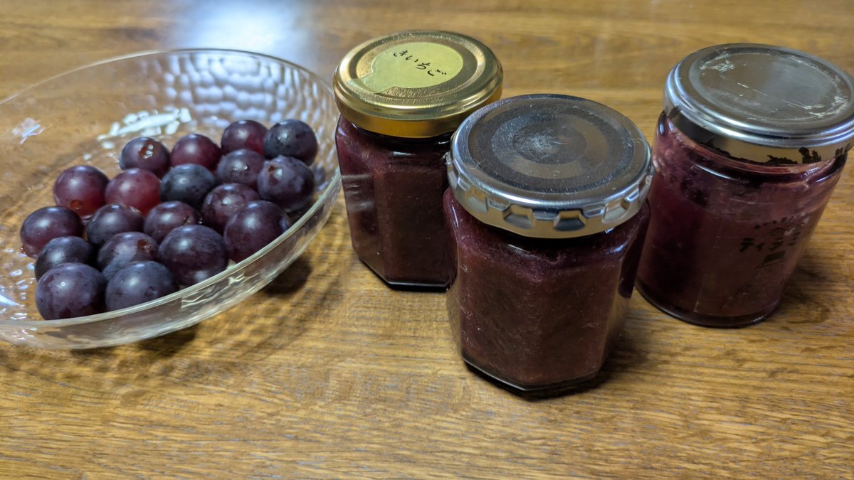 kemtan_f's tweet photo. 庭に植えている巨峰🍇
今年は甘い実がとれた。摘果や袋がけ頑張ったからかな。
生で一房、残りはジャムにした。 https://t.co/nrRAWJ8zNd