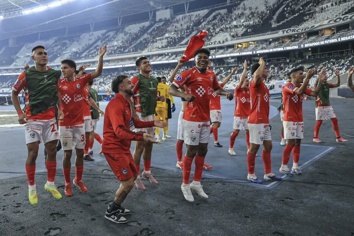 Agencia_Andina's tweet photo. ⚽ El club Cienciano del Cusco celebró por todo lo alto su clasificación a los cuartos de final de la Copa Sudamericana tras eliminar al Botafogo de Brasil. https://t.co/ewYPYMHZnn https://t.co/QUCMWa6iR5