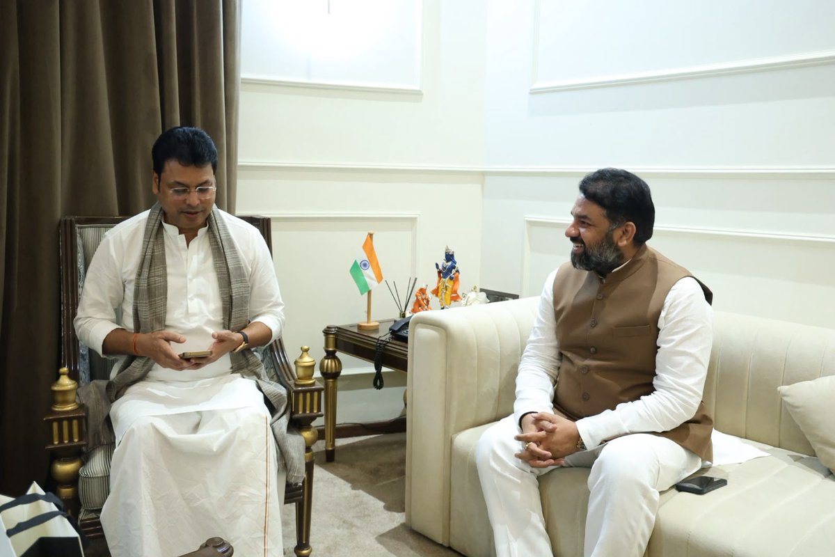 ManishYadavBJP's tweet photo. आज नई दिल्ली में त्रिपुरा के पूर्व मुख्यमंत्री, लोकसभा सांसद एवं भारतीय जनता पार्टी के नवनियुक्त राष्ट्रीय महामंत्री माननीय श्री बिप्लब कुमार देब जी से भेंट कर उनका मार्गदर्शन प्राप्त किया और नवीन दायित्व के लिए उन्हें हार्दिक बधाई एवं आत्मीय शुभकामनाएं दीं। 

आपका दीर्घ राजनीतिक अनुभव, कुशल नेतृत्व और जनभावनाओं से गहरा जुड़ाव सदैव हम सभी के लिए प्रेरणास्रोत रहा है। आपके मार्गदर्शन में संगठन को नई ऊर्जा और अभूतपूर्व मजबूती मिलेगी।

@BjpBiplab