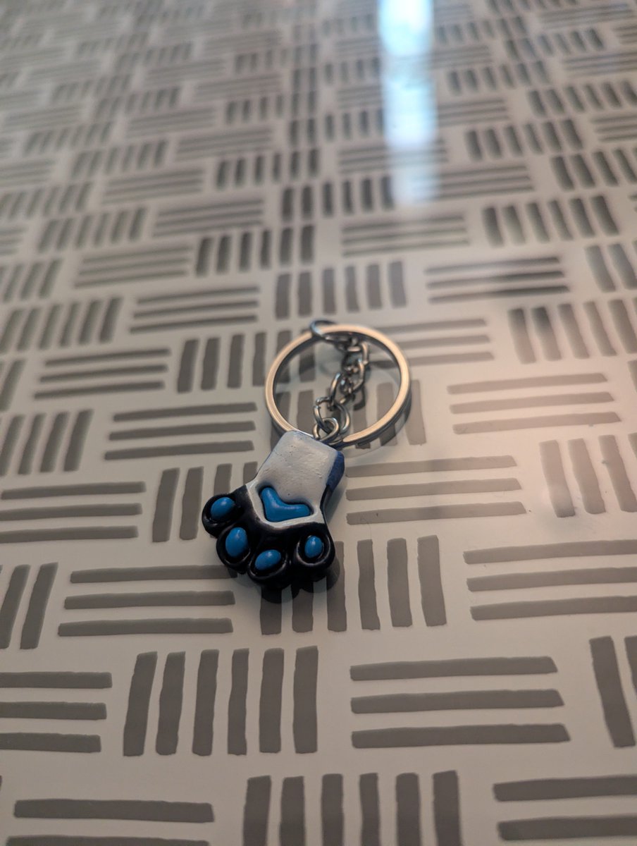 PhoenixAstra's tweet photo. Finally putting the varnish on my charms, they look so shiny and smooth when it drys I love it! https://t.co/4yWHAdG64Y