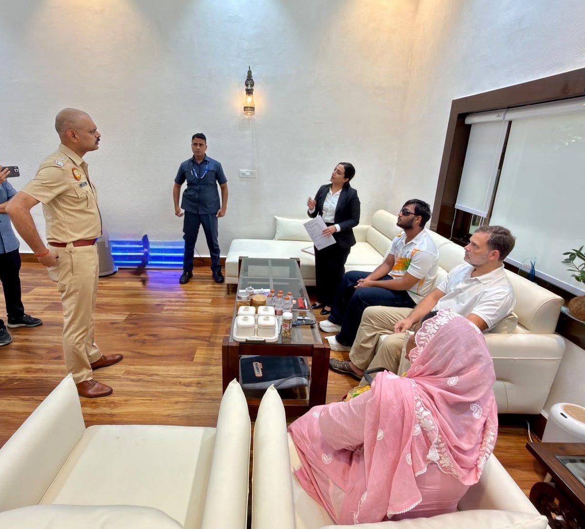 KanojiaPJ's tweet photo. Officer knows that he is talking to next PM of India! https://t.co/YRLOBSJ93W