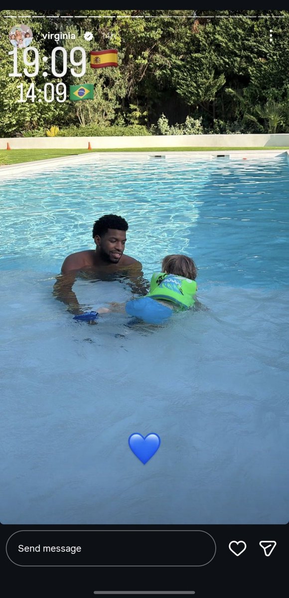 FabrizioReport_'s tweet photo. 🚨 Vinicius Jr in a swimming pool with a kid. https://t.co/e0f6YVqhze