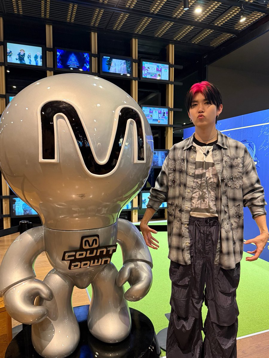 AORINGOHUZIN's tweet photo. この後、25:30より放送されるテレビ朝日「M:ZINE(エンジン)」に、#若井滉斗 が進行役として出演📝
⁡
皆さま、ぜひご覧ください✨
⁡
▼公式HP
https://t.co/wyffzNJMHt
⁡
#MrsGREENAPPLE
#MZINE https://t.co/6yaWI4QeL6