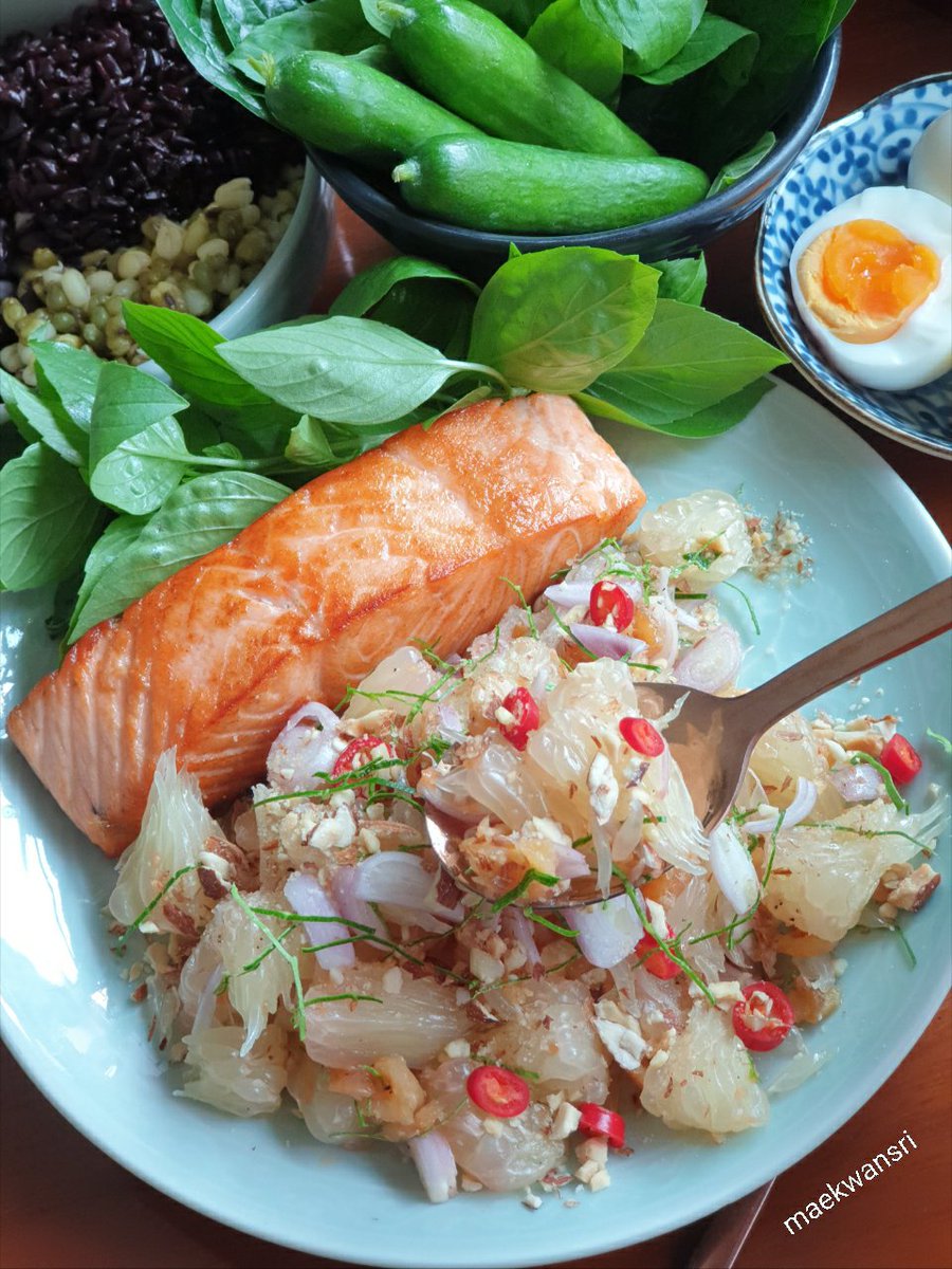 KwansriR's tweet photo. เมนูแนะนำ..แซลมอนนาบกระทะกินกับยำส้มโอแบบบ้านๆแกล้มด้วยใบชะพลู แตงกวา โหระพา เข้ากันได้ดีมากๆๆ https://t.co/N85LgoIXCJ