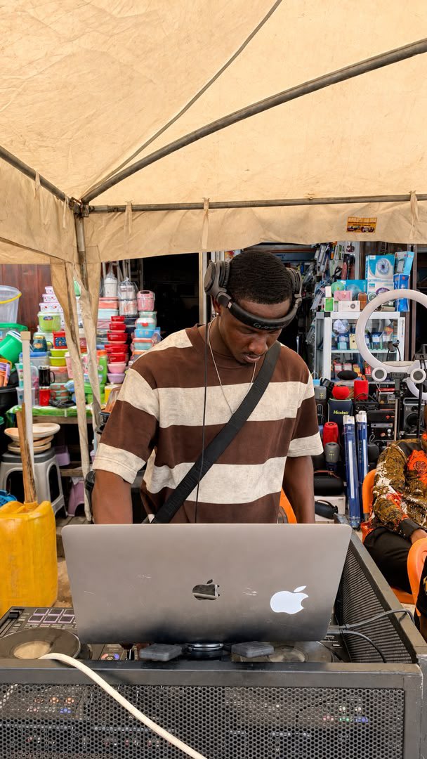 twradio889's tweet photo. Join the conversation on modified taxation by the Ghana Revenue Authority (GRA) at the Abura Market, Cape Coast, as they engage with traders. 

#TWRadio | #ModifiedTaxation | #GRA https://t.co/2CBUu5mHcP
