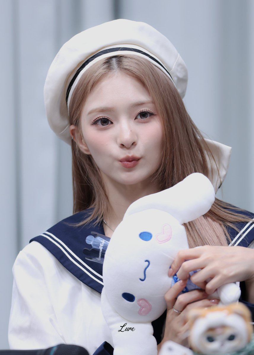Lure_514's tweet photo. 260820 퍼스트뮤직 팬사인회 HQ 🐱
#프로미스나인 #fromis_9
#이나경 #Leenagyung https://t.co/saFG92Av6t
