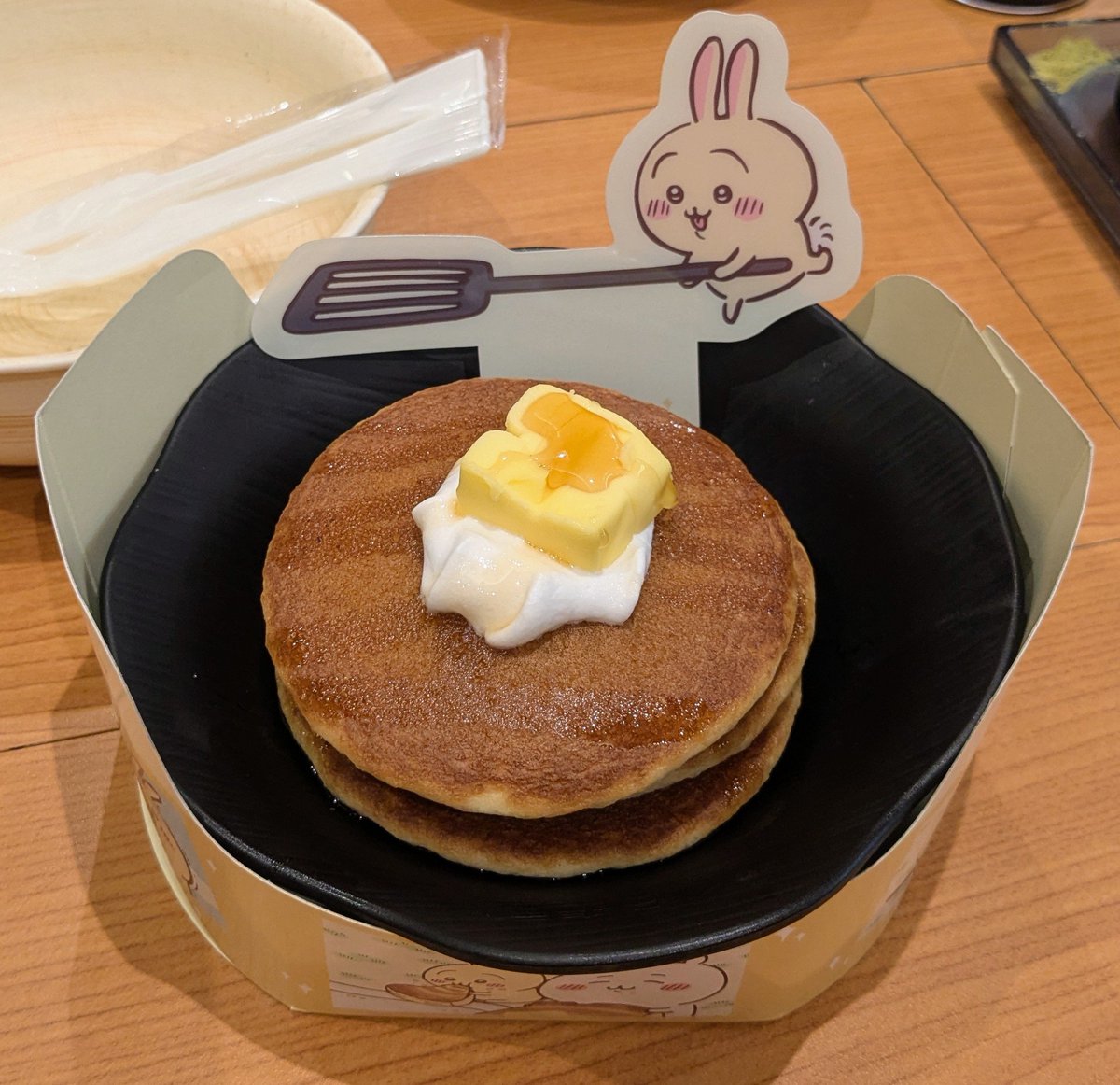 maru46901's tweet photo. 帰る段階で、下の子が「寿司足りない！」と。けっこう食べたと思ったけど…。
次はアナゴ10貫食べるとか言ってる。

フィギュアの後ろ側かわいい☺️

#ちいかわ
#くら寿司 https://t.co/BB1v72s1be