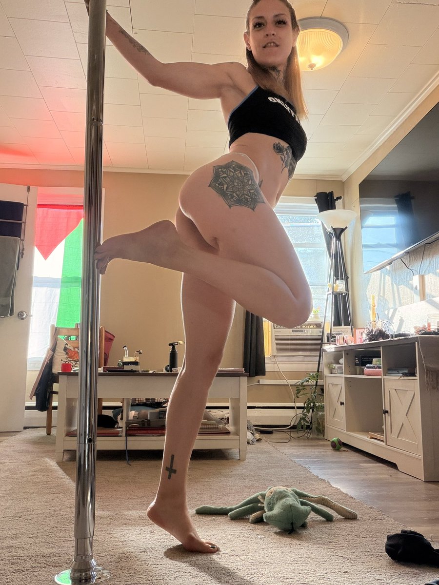 sarafinalove93's tweet photo. Good morning ☀️ come over to my spicy page to see the other shots from this morning
#onlyfans #goodmorning #tgif #stripperpole #feet 
Link in bio https://t.co/1stpHRraib
