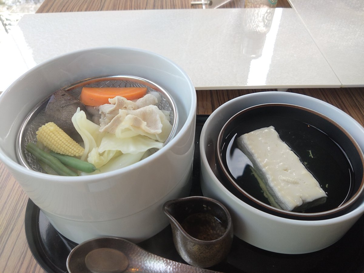 JPA_SHINE_M's tweet photo. 私達夫婦にとって
とても悲しい出来事があった
Vợ chồng tôi đã trải qua một chuyện rất buồn.

悲しみを癒すために旅行へ
Chúng tôi đi du lịch để chữa lành nỗi buồn.

温泉に入って食事をして
のんびり過ごした
Tắm suối nước nóng, thong thả ăn uống và thư giãn.
#ベトナム語 https://t.co/ACMcqJEv4z