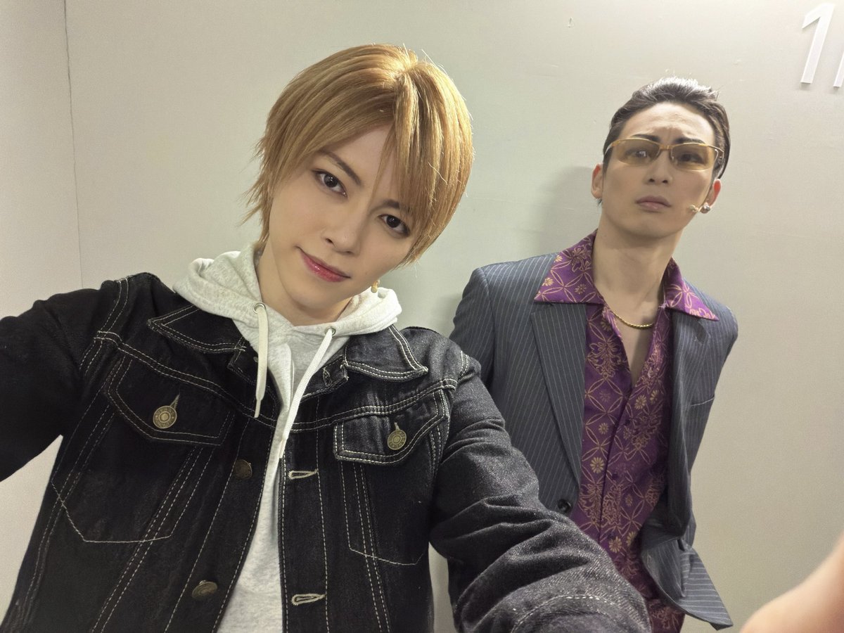 takeru_minato's tweet photo. 舞台『#龍が如く』 -神室町八犬伝-
初日の幕が開きました！

一人一人の想いがぶつかり合って、
これ以上無いくらい心が熱くなりました。
残りも、杉浦文也として全力で生きます。

東さんと！
#舞台龍が如く #龍が如く #杉浦文也 #東徹 https://t.co/tMcHl9iX9g