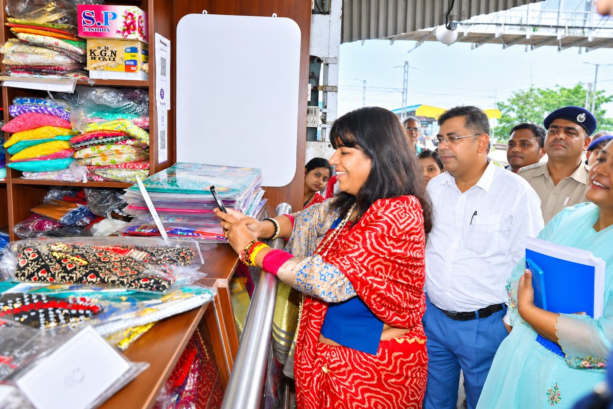 EasternRailway's tweet photo. Ms. Gitika Pandey, General Manager, Eastern Railway, promoted the One Station One Product (OSOP) initiative at Arambagh Railway Station by purchasing local products and making a digital payment, encouraging both Vocal for Local and convenient digital transactions.

#EasternRailway #OneStationOneProduct #OSOP #VocalForLocal #DigitalIndia #LocalArtisans