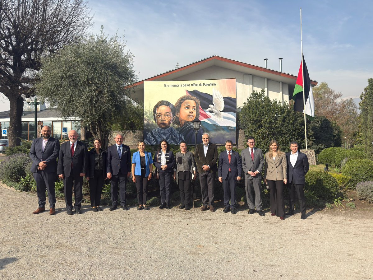 Nilgun_OK's tweet photo. 📍 Santiago | Şili 🇹🇷🇨🇱🇵🇸

Heyetimizle birlikte Filistin Kulübü’nü ziyaret ederek Filistin’in Şili Büyükelçisi Vera Baboun ve Filistin temsilcileriyle bir araya geldik.

Filistinli kardeşlerimizin yaşadığı zorlukları, Gazze’de süren insani dramı ve uluslararası toplumun üstlenmesi gereken sorumlulukları değerlendirdik.

Filistin halkının haklı mücadelesinin, barış ve adalet arayışının yanında durmaya devam edeceğiz.
