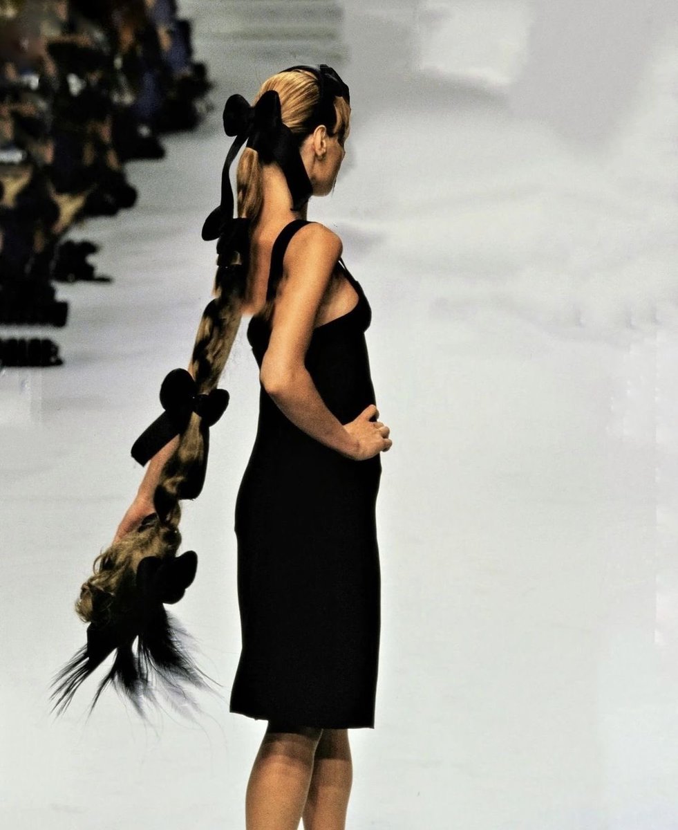 ifuliedownhere's tweet photo. Chanel fall 1995 couture https://t.co/Tl7GuGYcYF