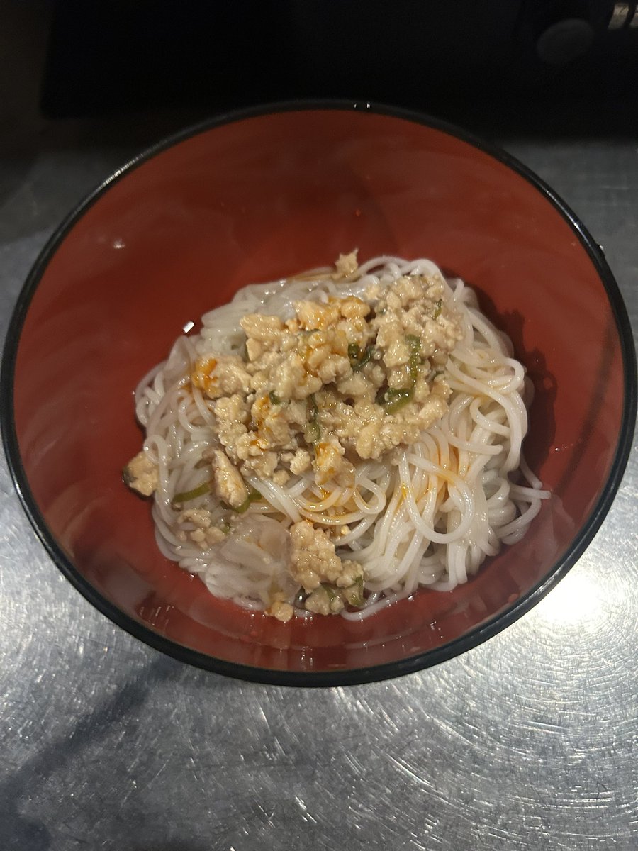 rikirice_husky's tweet photo. 本日は肉味噌そうめんやて〜〜！

芸人無料食堂！

一般のお客さんもどうぞ！
チャージ500円+ドリンク代かかりますが！ https://t.co/QG7ts6LYvB