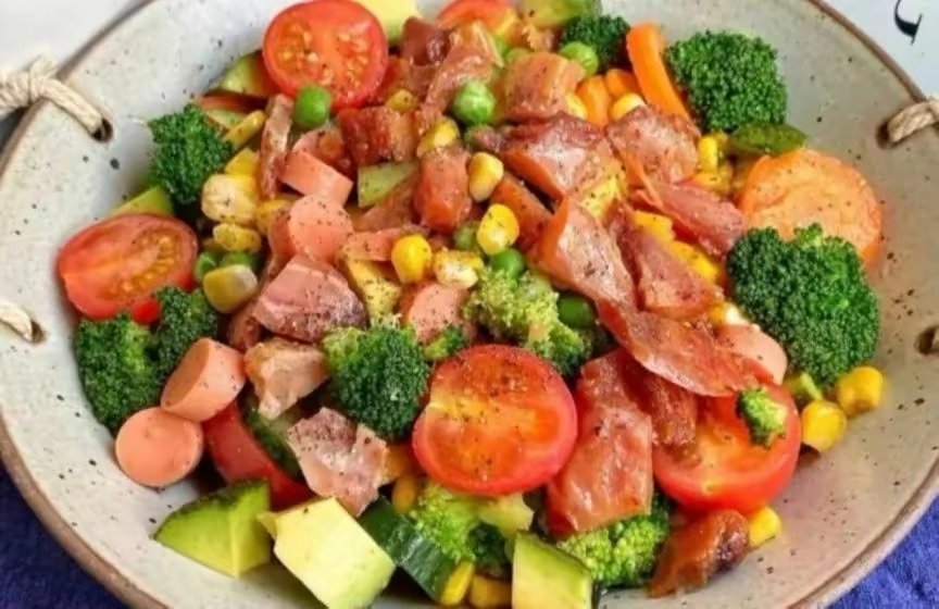 ines_XtV's tweet photo. Fuel your day with this 300-calorie veggie quinoa bowl—high in protein, loaded with fiber, and zero processed sugar. Perfect for on-the-go or post-workout! https://t.co/C5XLb4gFK7