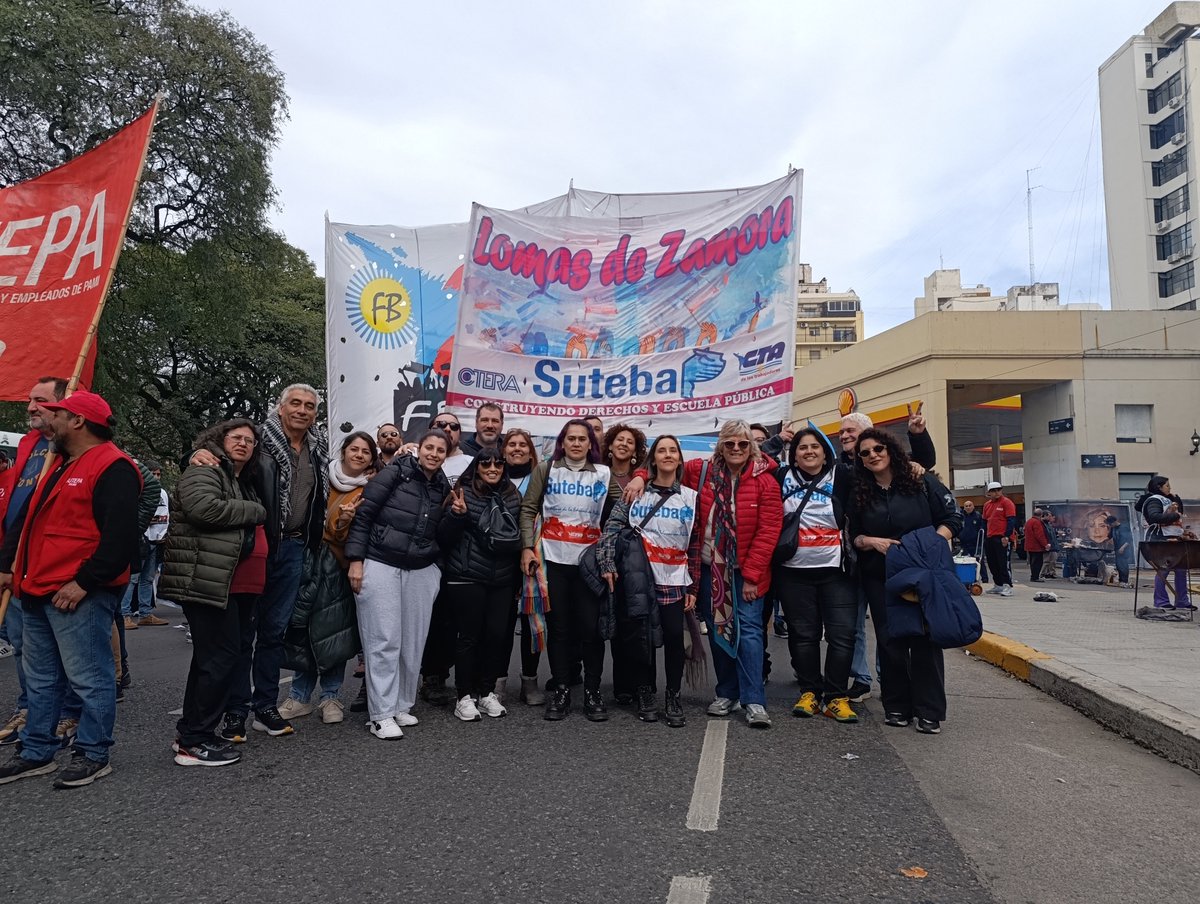 LomasSuteba's tweet photo. 📢 SUTEBA LOMAS DE ZAMORA PRESENTE EN LA MOVILIZACIÓN CONTRA EL ENDEUDAMIENTO📢 https://t.co/8yCmYqtqjK