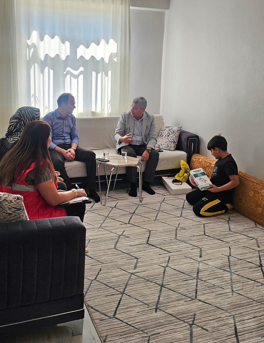 siverekkaymakam's tweet photo. Kaymakamımız Sayın Salih SAK Sosyal Yardımlaşma ve Dayanışma Vakfı Müdürü Sayın Cengiz BAYDİLLİ ile birlikte KARAEL  ve ÇETİN ailelerini ziyaret etti.
@SiverekSydv https://t.co/F0uQuy0UPj