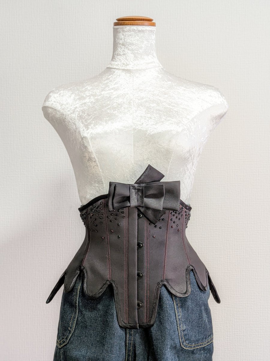 cyclolion's tweet photo. <new corset>

 "ＴＨＥ ＢＬＡＣＫ ＲＡＢＢＩＴ"

├busk:9.5inc⇒4hooks
├pattern:PURE(ウエストカーブゆるめ)
├size:18,20,22,24inch
└￥55,000

レザー加工サテンにラインストーンを縫い付けたタブ付きのコルセットです。
※受注2枠 https://t.co/omSIyC30Zf