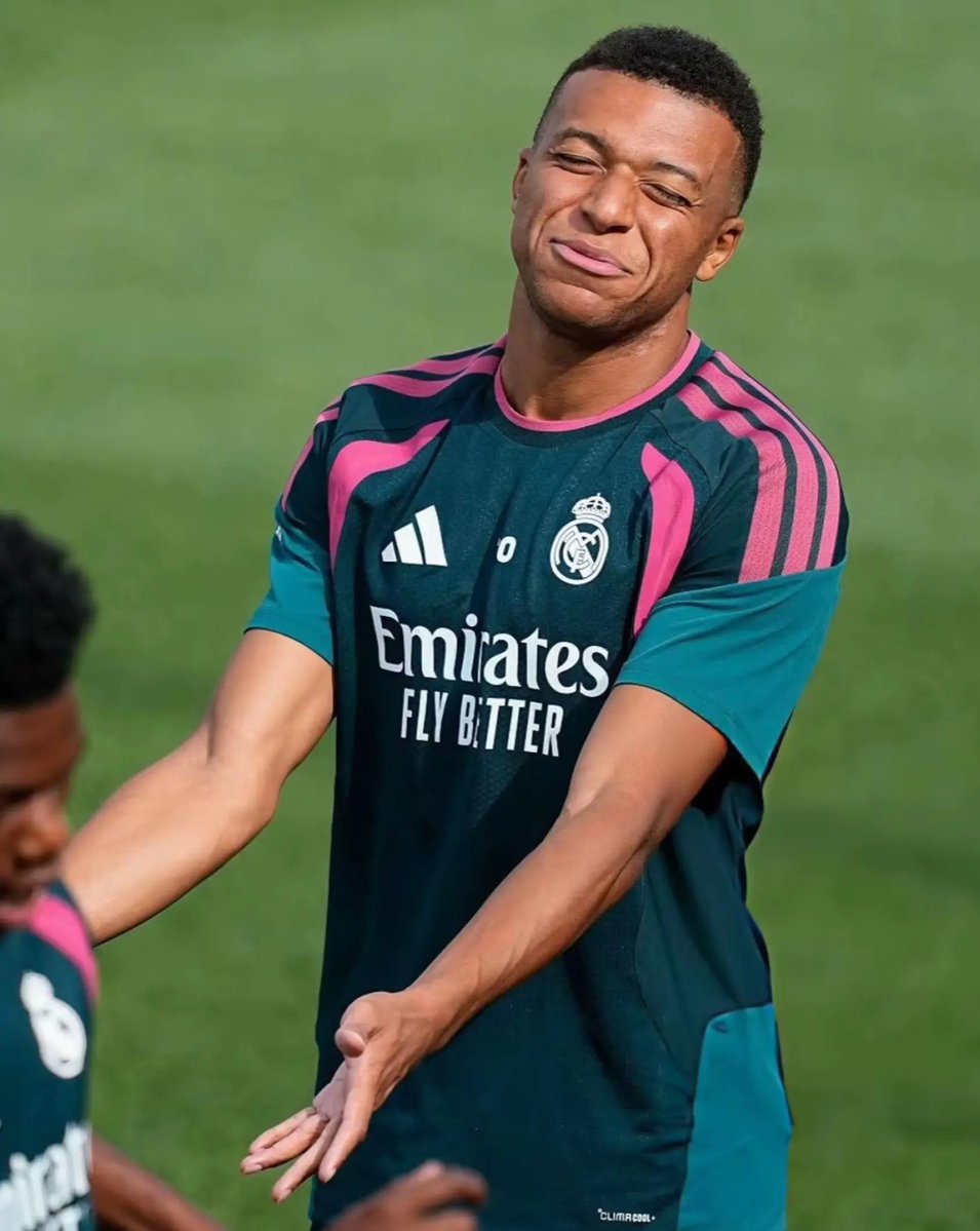 Zyana7iZyana's tweet photo. Kylian Mbappé à l'entraînement 🤍 https://t.co/K9zHWKHwhC